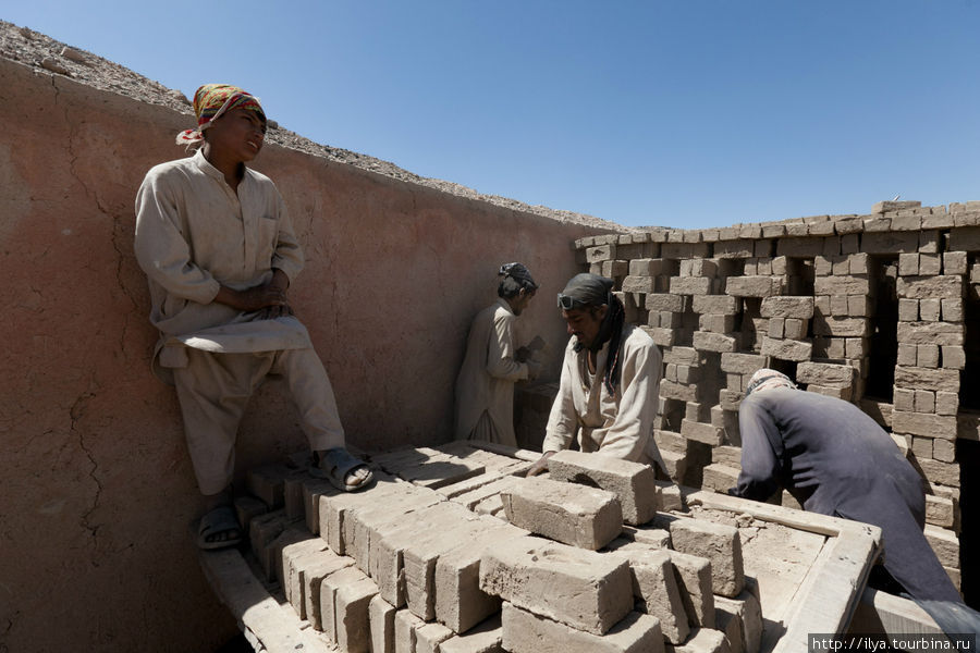 После того, как заготовки высохнут на солнце, их привозят в печь. Баграм, Афганистан