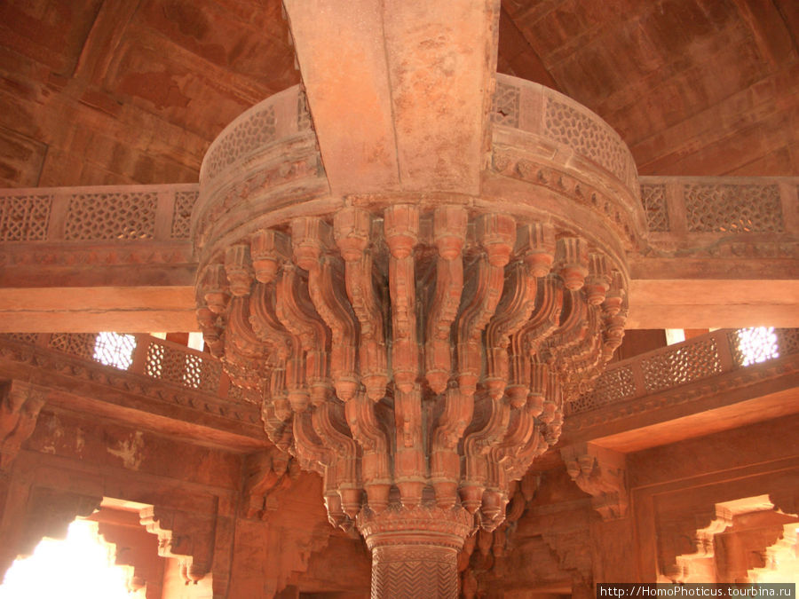 Центральная колонна Диван-и-Хас, на которой ситедл император. Фатехпур-Сикри, Индия