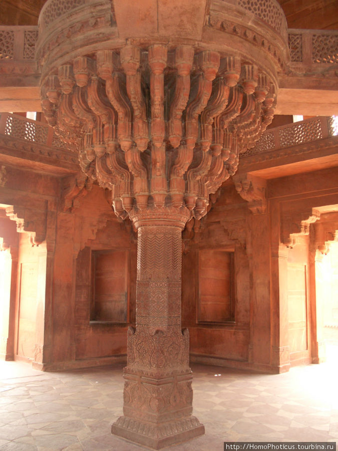 Центральная колонна Диван-и-Хас, на которой ситедл император.