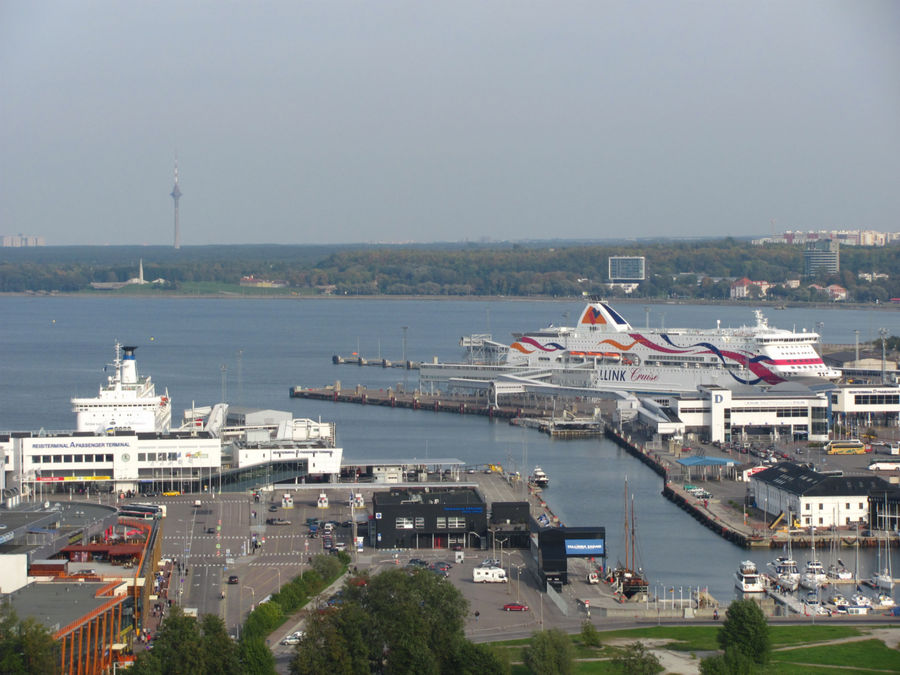 городской порт. Отсюда отправляются паромы по странам Балтии и Скандинавии. Таллин, Эстония
