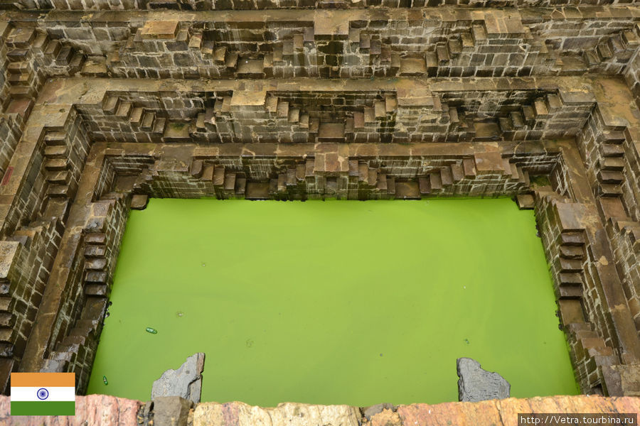 внизу вода, она покрыта слоем болотной ростительности, поэтому зелёная Джайпур, Индия