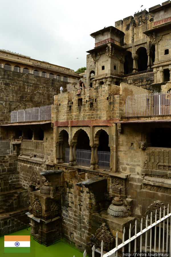 ниже ограждения на переднем плане спускаться нельзя, зато посидеть на краю главной платформы храма можно =) Джайпур, Индия