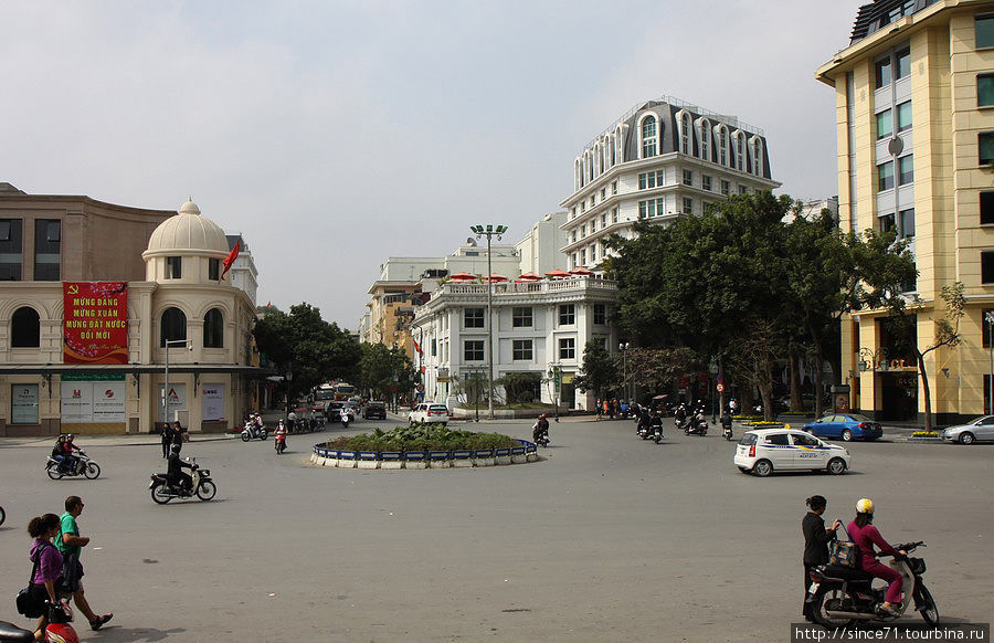 9. Площадь перед орерой. Слева какой-то партийный призыв, справа Gucci Ханой, Вьетнам