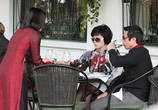 31. Напротив Дяди Хо  в обрамлении красных флагов гламурные вьетнамцы пьют вино в отеле Метрополь
