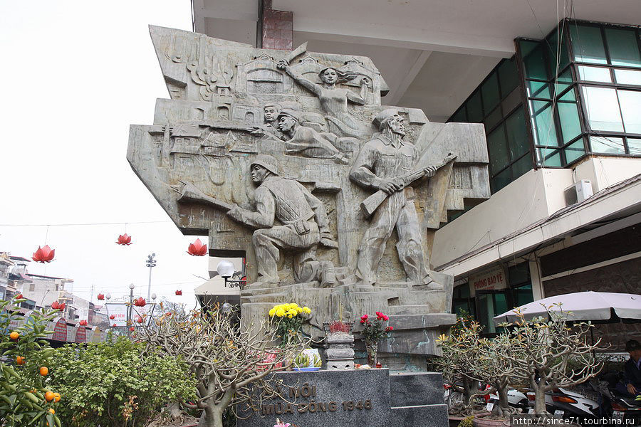 4. Рядом патриотическая  скульптура Ханой, Вьетнам