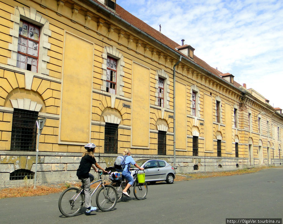 Во многих зданиях нет стекол Терезин, Чехия