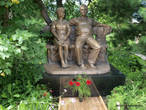 Памятник Виктору Астафьеву и его жене во дворе дома.