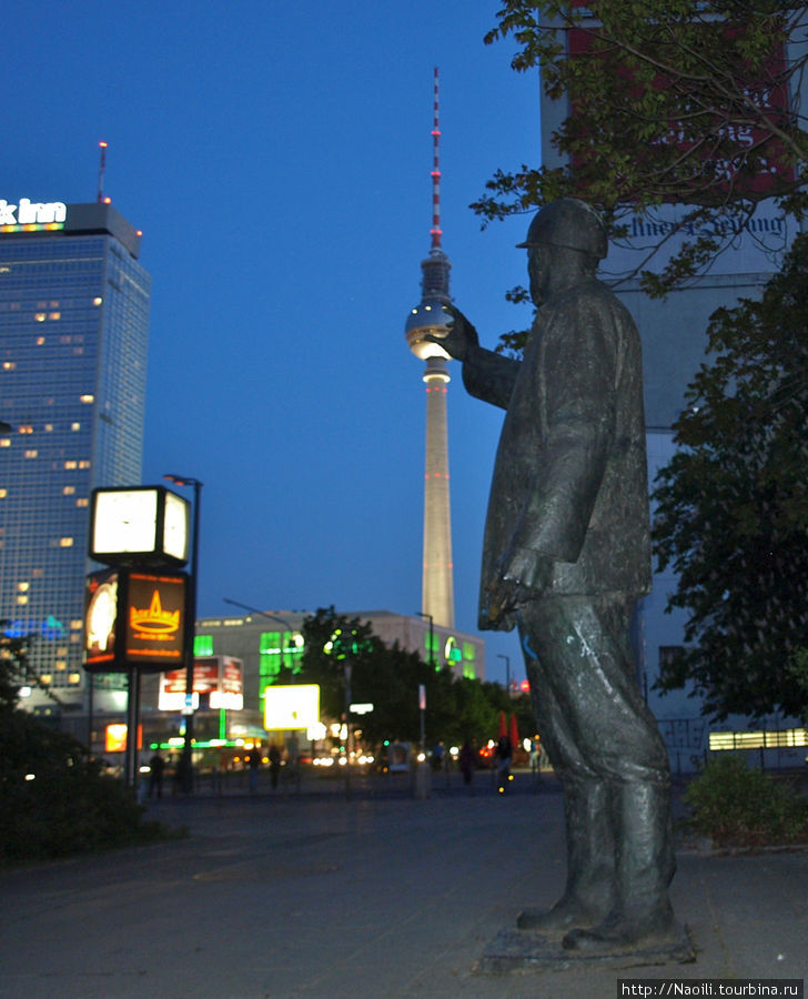 Памятник рабочему-строителю около Alexanderplarz Берлин, Германия