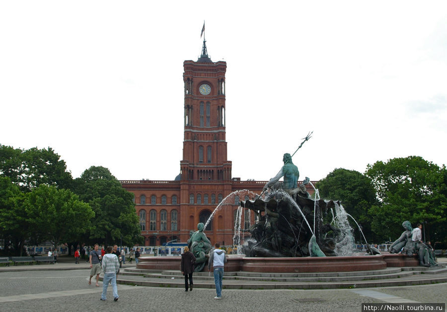 Фонтан Нептуна и ратуша (Alexanderplatz) Берлин, Германия