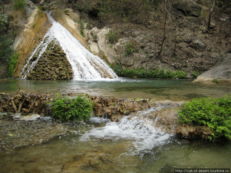 Водопад около Лакшман Джула Ришикеш, Индия