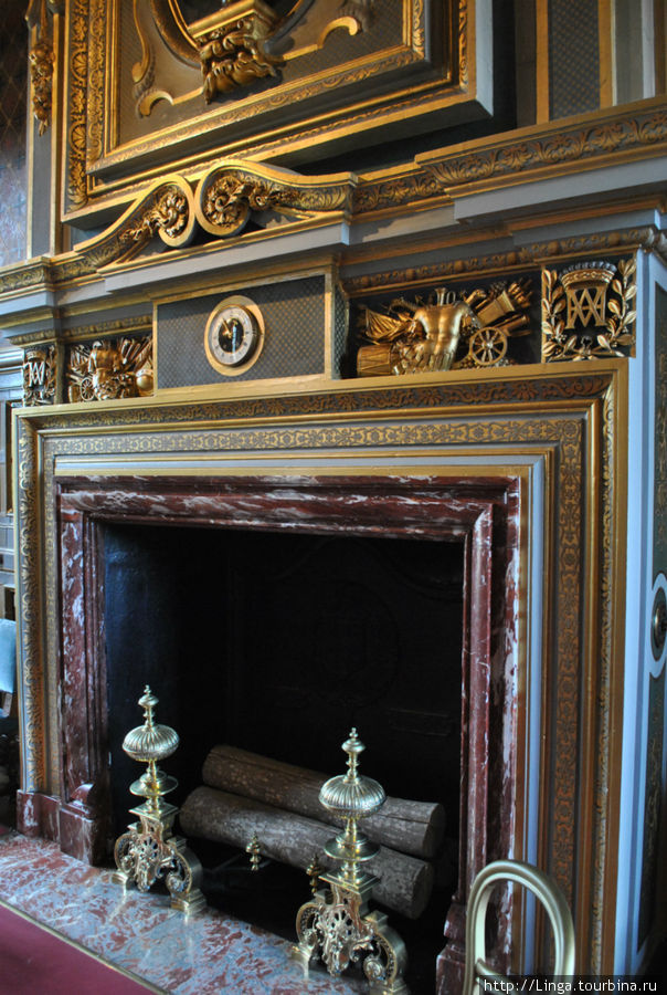 Подставка для дров эпохи Людовика XIV. Шеверни, Франция