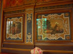 34 деревянных панно, расписанные Жаном Монье, иллюстрируют роман Сервантеса Дон Кихот, популярного в XVII веке.