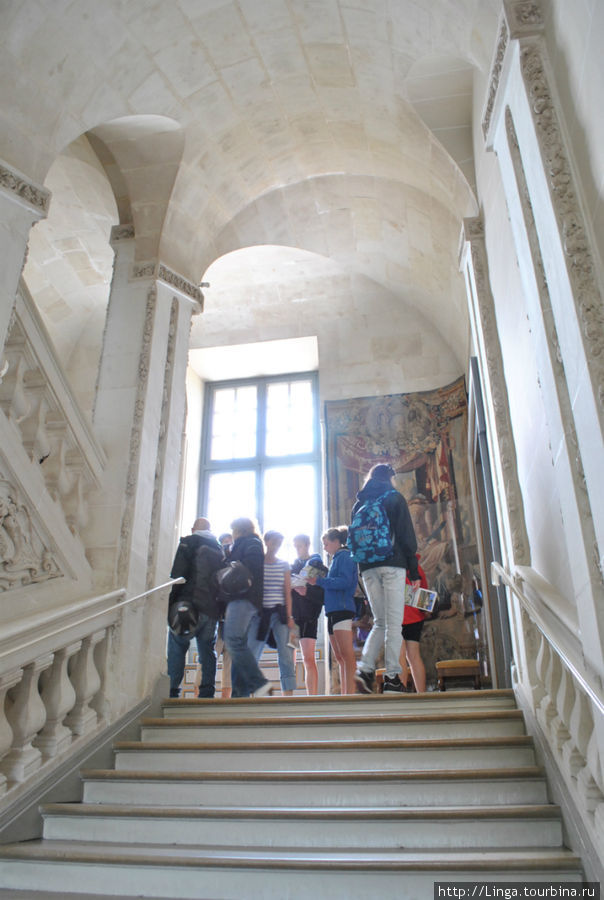 Лестница с прямым подъемом и лестничной площадкой была характерна для эпохи Людовика XIII. Это итальянское влияние. Шеверни, Франция