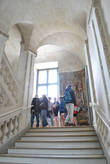 Лестница с прямым подъемом и лестничной площадкой была характерна для эпохи Людовика XIII. Это итальянское влияние.