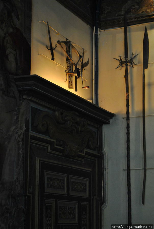 В зале представлена замечательная коллекция оружия и доспехов XV, XVI, XVII веков. Шеверни, Франция