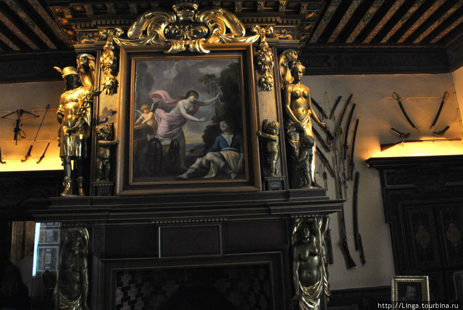 Убранство зала, сохранившегося в первозданном виде, принадлежит Жану Монье. Над камином картина Смерть Адониса, авторство которой приписывается ему же. Миф о смерти и воскрешении Адониса — это символ годичного цикла в живой природе. Шеверни, Франция