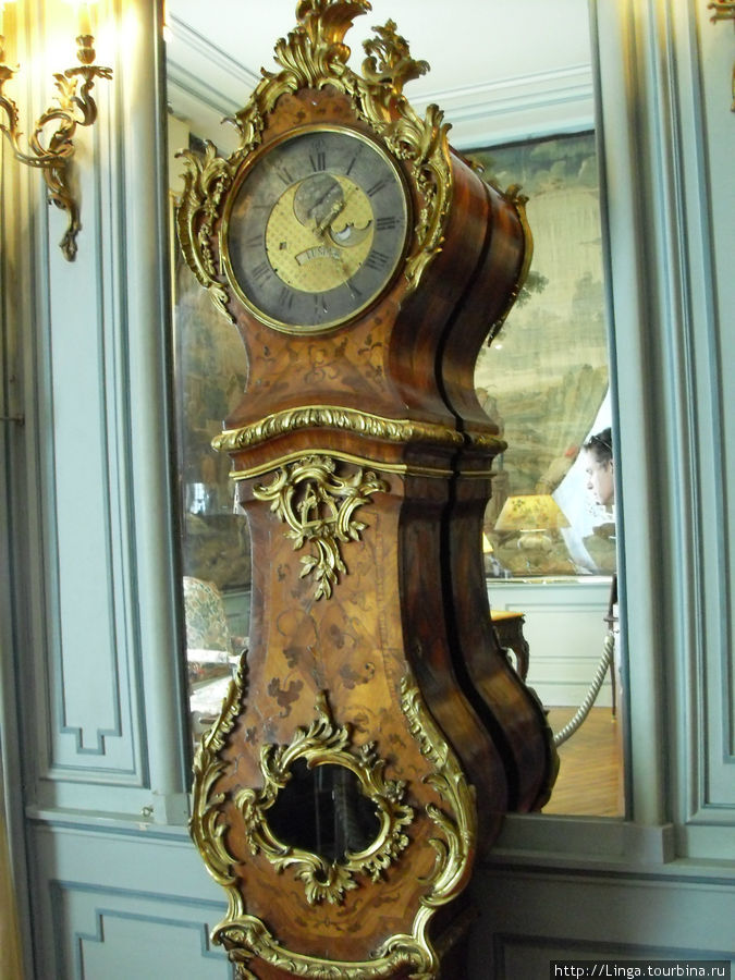 Часы эпохи Людовика XV с бронзовым декором работы Каффиери идут до сих пор. Они показывают часы, минуты, секунды, а также день недели, дату и фазу Луны. Шеверни, Франция