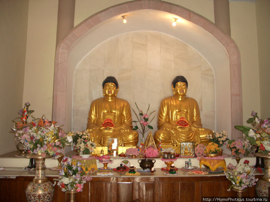 Статуи Будды (один из них — подарок китайских товарищей) при входе в Храм Мулагандха Кути Вихара Варанаси, Индия