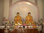Статуи Будды (один из них — подарок китайских товарищей) при входе в Храм Мулагандха Кути Вихара