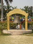 Колокол перед входом в Храм Мулагандха Кути Вихара