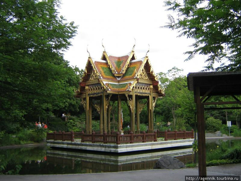 Пагода из Таиланда — стоит на искусственном острове Мюнхен, Германия