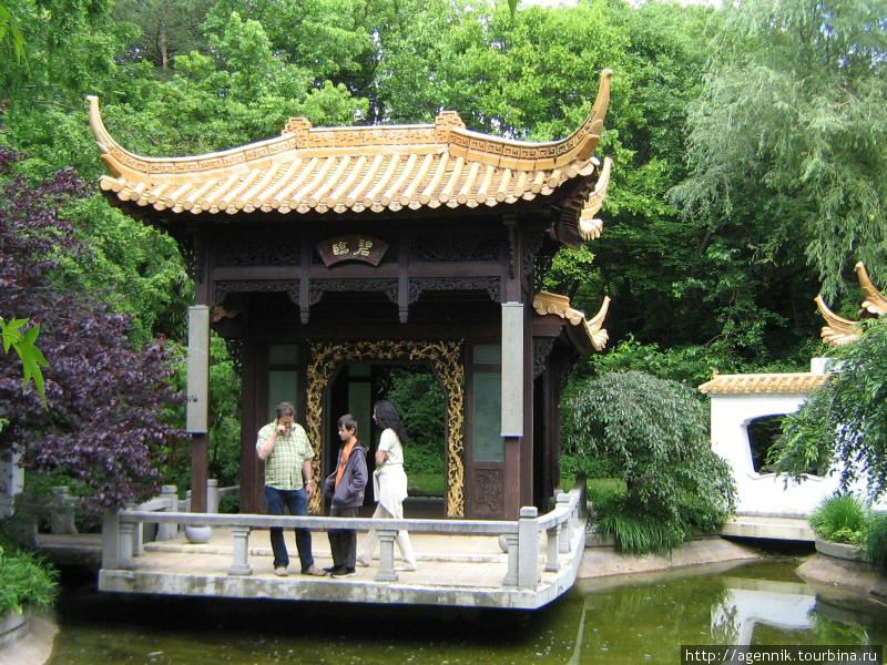 Павильон в китайском саду