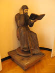 Монах — статуя в музее