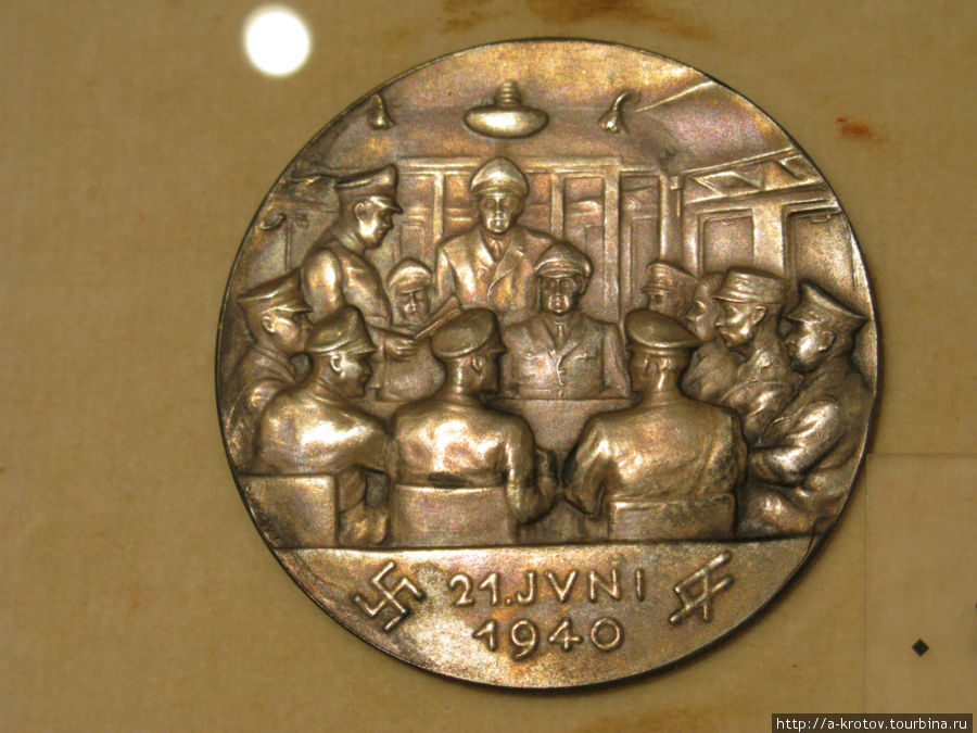памятная медаль в честь капитуляции Франции Каир, Египет