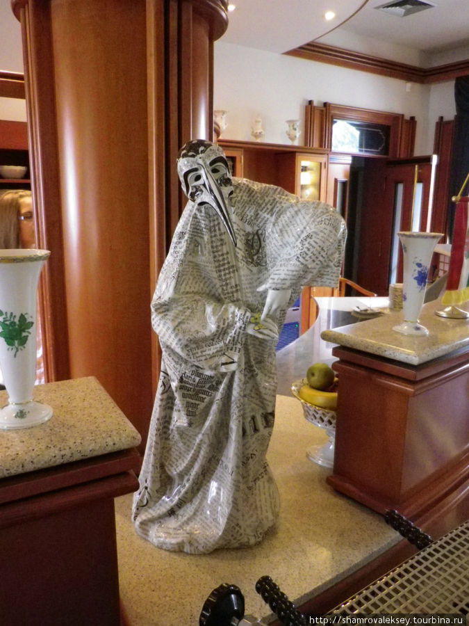 Изысканнейшая фигура грустного Пьеро украшает барную стойку ... Херенд, Венгрия