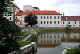 Замок живописно стоит на берегу пруда