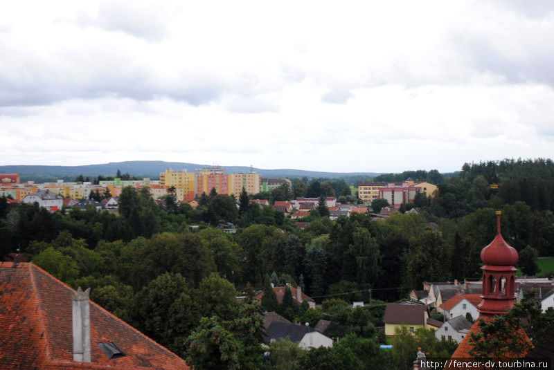 Кроме красных башенок в Йиндржихувом Градце есть и простые жилые многоэтажки Йиндржихув-Градец, Чехия