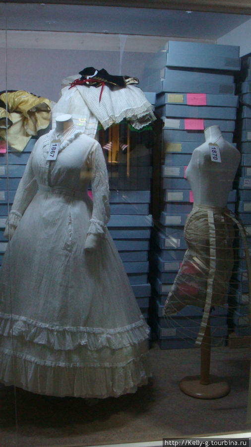 Экспонаты и хранилище музея моды Бат, Великобритания