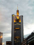 Теперь уже ничто не отвлекает от созерцания самого высокого здания Западной Европы — Коммерц-банка (299 м с антенной).