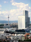 Однако самым высоким строение Франкфурта стала его телевизионная башня  (331 м). Справа от нее возвышается часть грандиозной новостройки Палас-Квартет.