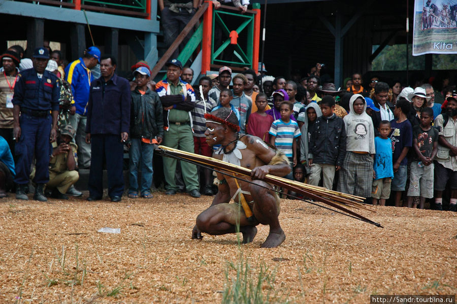 На фестиваль аборигены приходили со своим оружием. Вамена, Индонезия
