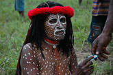 Теперь мода на прически с косичками и дредами распространена по всей Новой Гвинее.