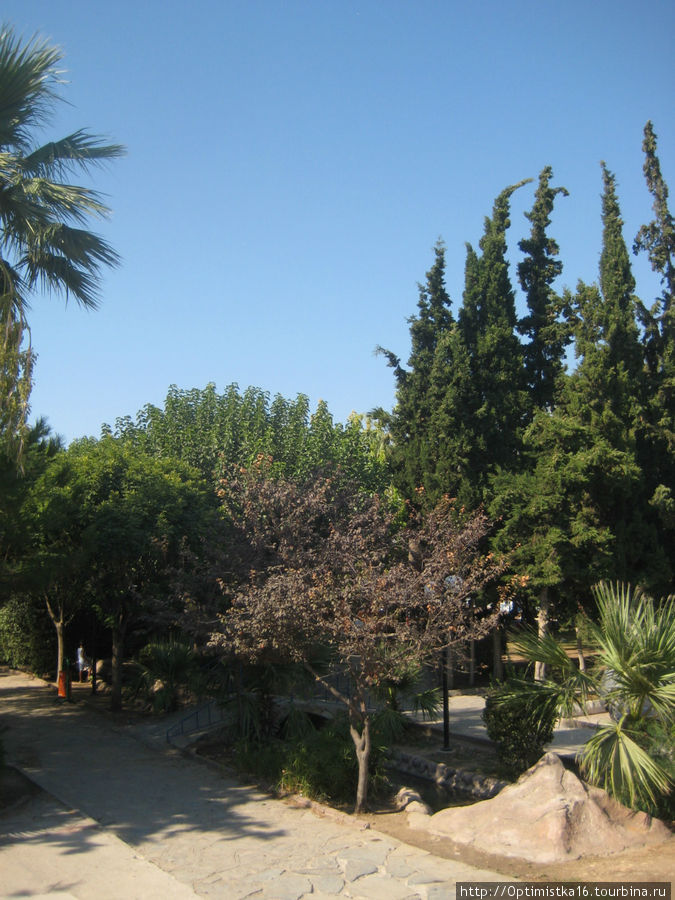 Парк в центре Дидима - место, где можно посидеть в тени. Дидим, Турция