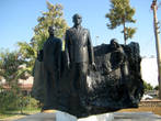 Памятник Ататюрку — вождю турецкого арода.