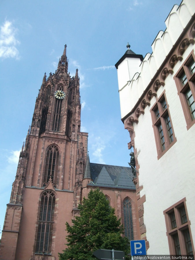 Вид церкви со стороны полотняного дома. Здесь вход на башню. Франкфурт-на-Майне, Германия