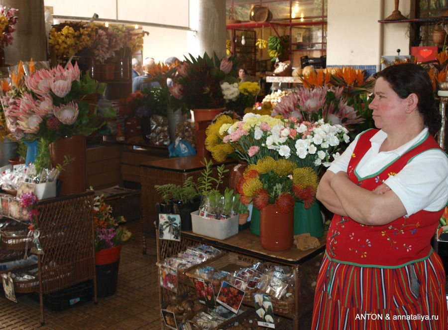 Цветочница на рынке в Фуншале. Регион Мадейра, Португалия