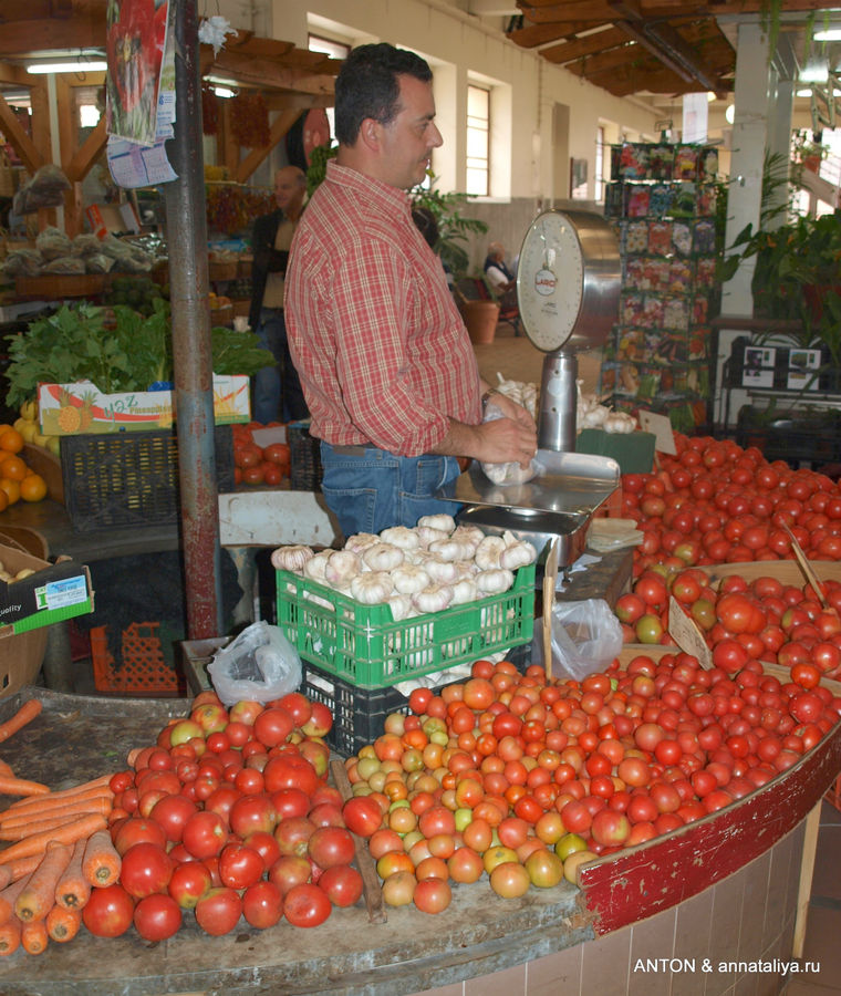 Продавец овощей на рынке в Фуншале. Регион Мадейра, Португалия