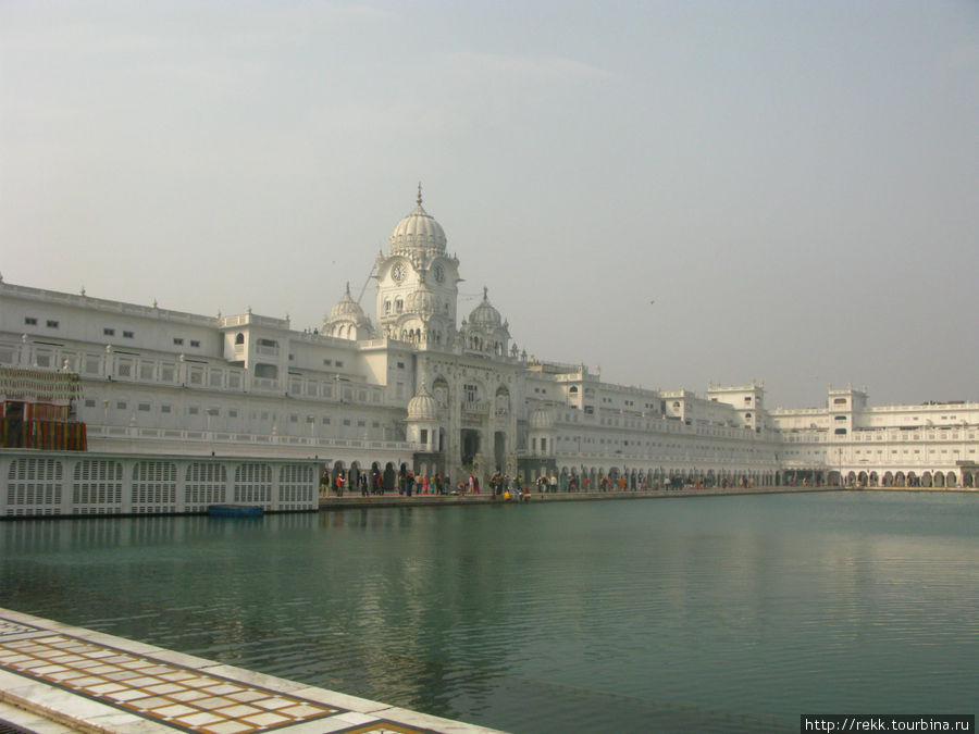 Белоснежные здания гостиниц, расположенных вокруг озера, также впечатляют Амритсар, Индия