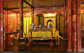 5. Тронный зал Минг Манга. Императором он был продвинутым и сажал свою первую жену на своему равный трон ( в алькове их два).