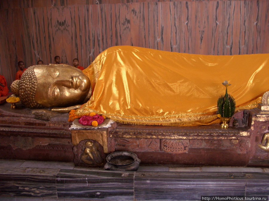 Статуя Будды. Земные размеры — шесть метров. Кушинагар, Индия