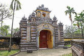 7.  Парадные ворота — прекрастный пример вьетнамского трёхдимензионального барельефа, так богато использованного Кай Дином в строительстве своей гробницы.