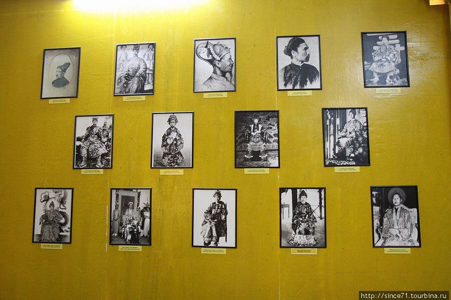 25. В одной из комнат представлены фотографии из жизни императорского двора и галлерея императоров Хюэ, Вьетнам