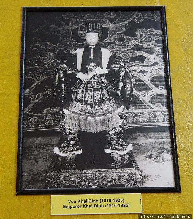 29. Император Кай Дин, чьё захоронение является одним из шикарнейших во Вьетнаме, не совсем соответствуя его роли в истории. Хюэ, Вьетнам