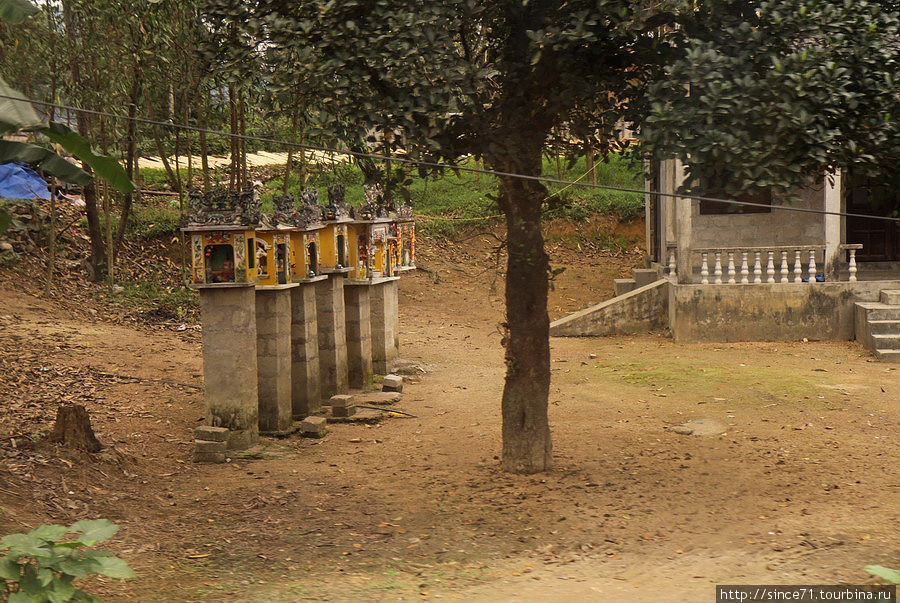 20.  В деревнях одним храмиком не обходятся. Здесь их строят рядами Хюэ, Вьетнам
