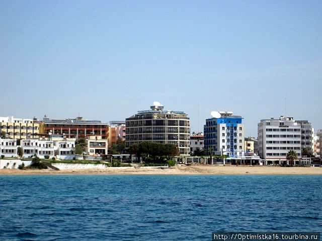 Орион в центре (полукруглый). 
Сфотографировали наш отель во время морской прогулки.