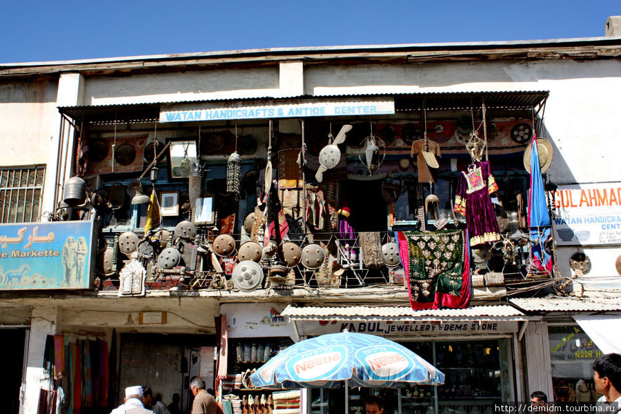 Здесь можно купить всякие афганские сувениры: масудовки, ковры, изделия из кожи, побрякушки, или вот даже всякие мечи, щиты и кальчуги. Кабул, Афганистан